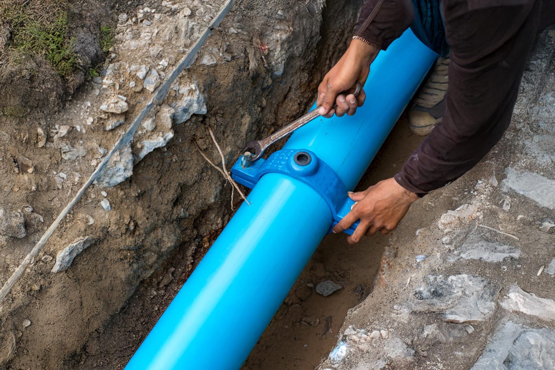 fixation du boulon d'un raccord de tuyaux d'eau