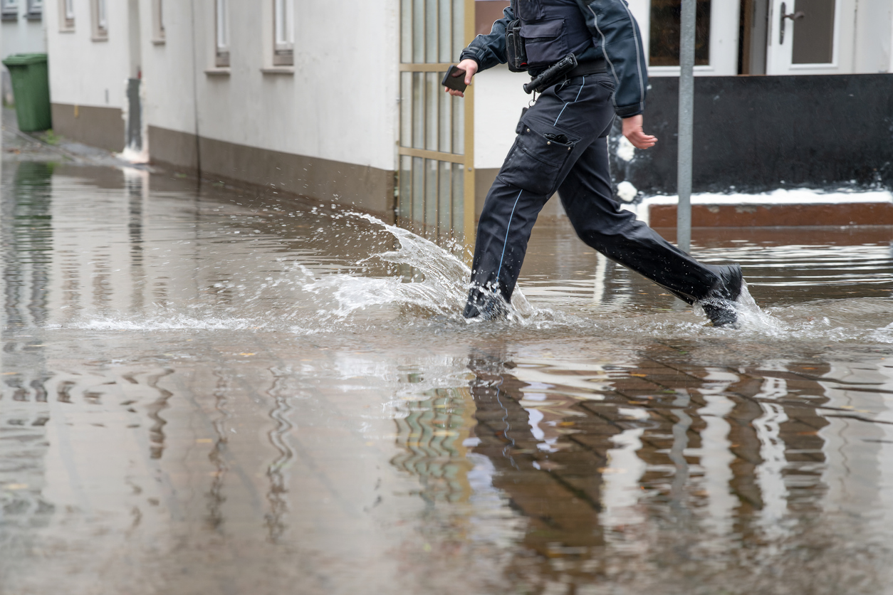 Homme marchand dans l'eau lors d'inondations